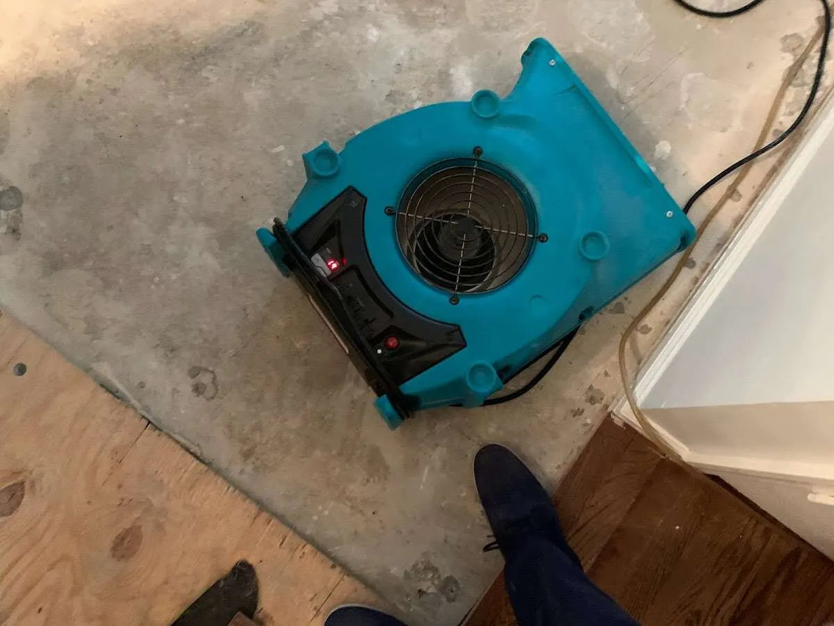 Air mover drying subfloor during Leak Detection & Repair in Posen
